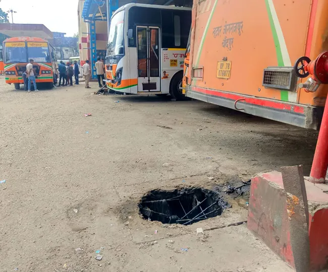 रोडवेज की कार्यशाला में चैंबर टूटने से हुआ गड्ढा। जागरण